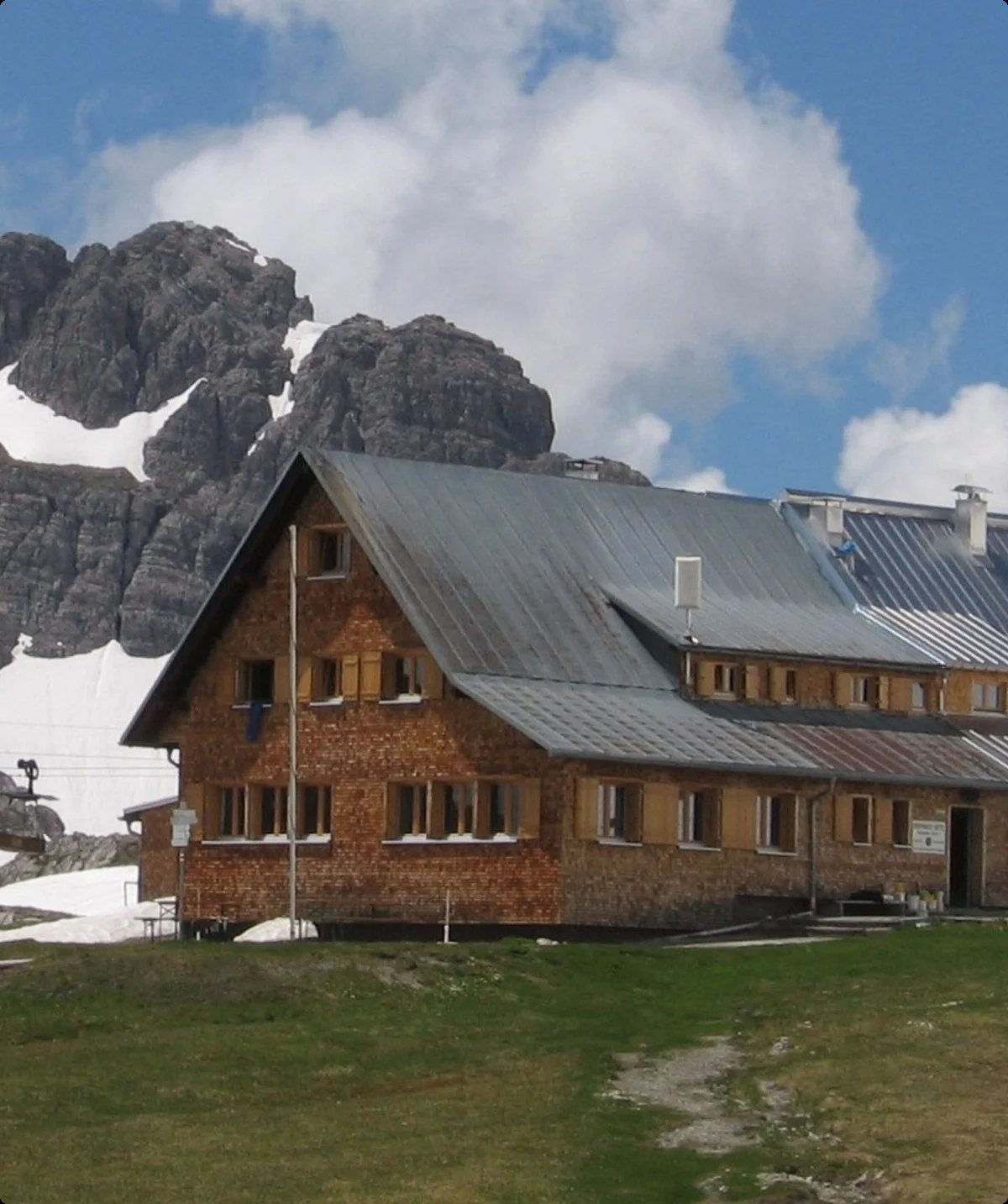 Göppinger Hütte mit schneebedeckten Bergen im Hintergrund | © DAV Sektion Hohenstaufen Göppingen