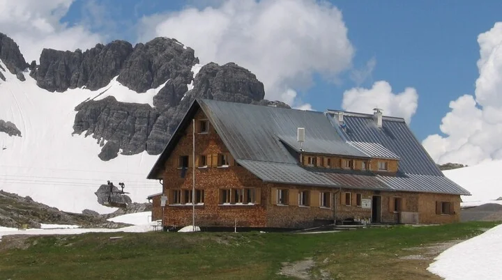 Göppinger Hütte mit schneebedeckten Bergen im Hintergrund | © DAV Sektion Hohenstaufen Göppingen