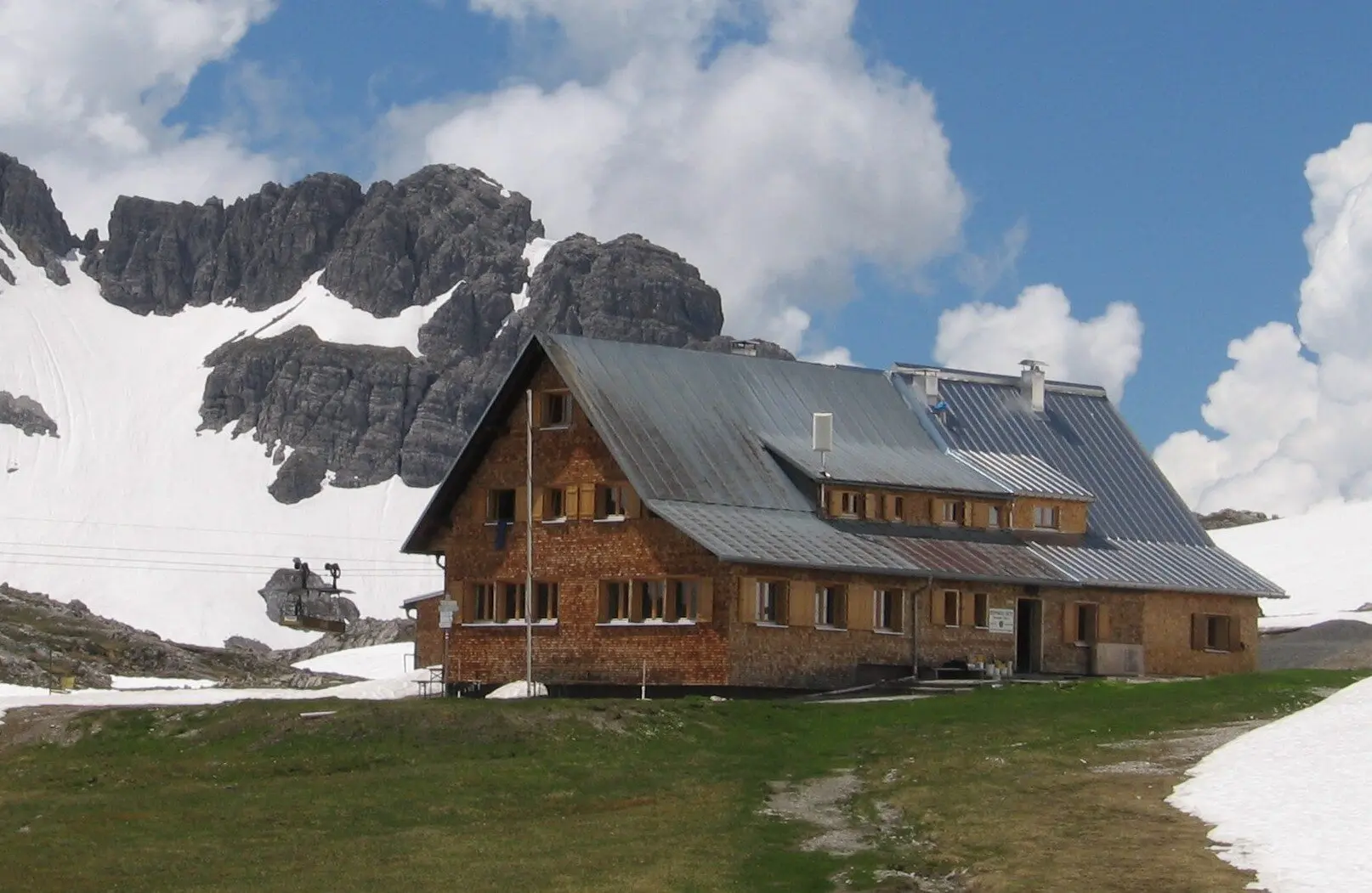 Göppinger Hütte mit schneebedeckten Bergen im Hintergrund | © DAV Sektion Hohenstaufen Göppingen