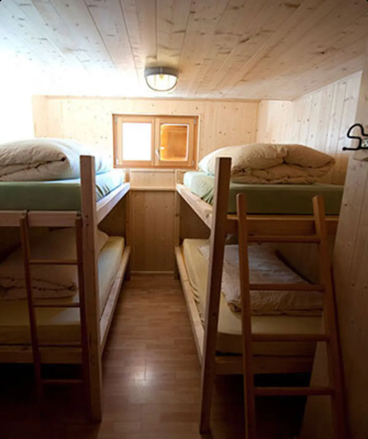 Zimmer in der Göppinger Hütte mit zwei Doppelstockbetten und Garderobenhaken | © DAV/ Sektion Hohenstaufen Göppingen