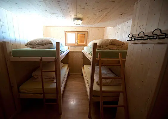 Zimmer in der Göppinger Hütte mit zwei Doppelstockbetten und Garderobenhaken | © DAV/ Sektion Hohenstaufen Göppingen
