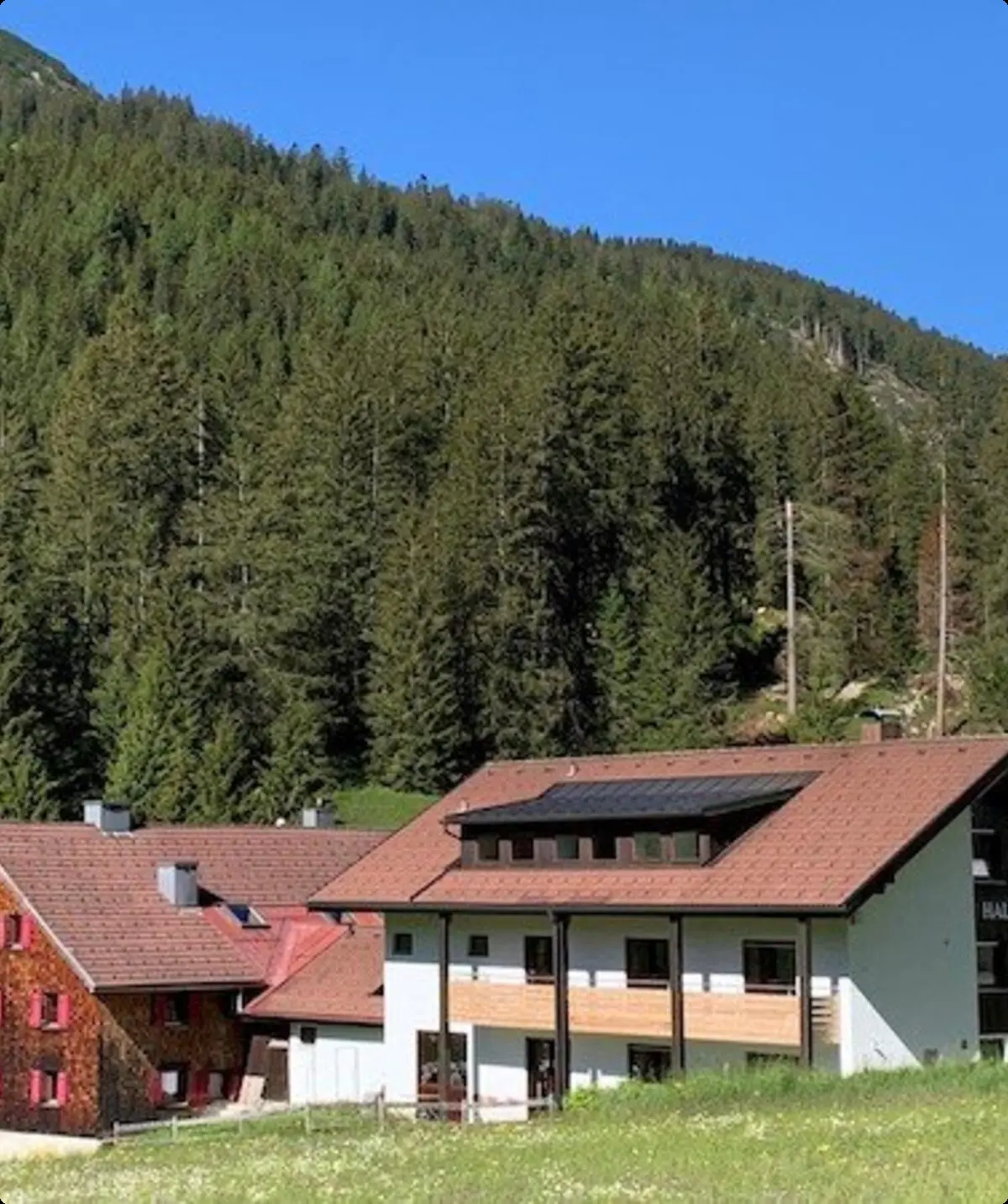 Das Haldenseehaus mit Wald im Hintergrund | © DAV/ Sektion Hohenstaufen Göppingen