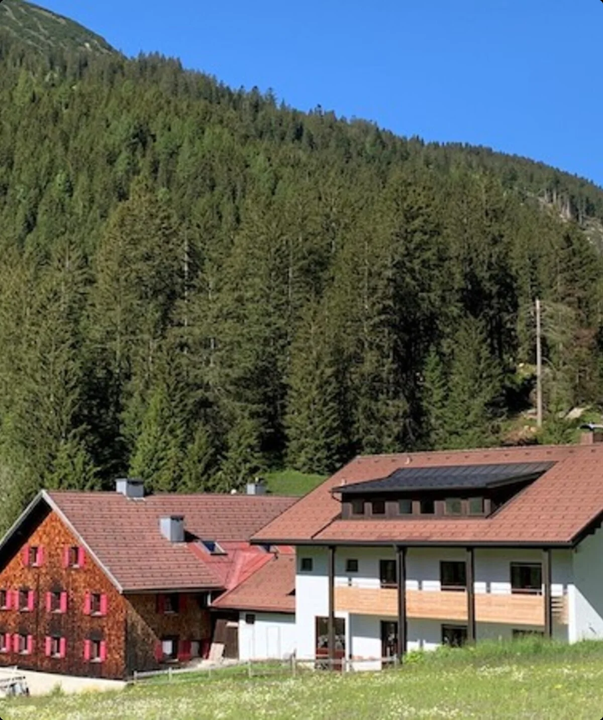 Das Haldenseehaus mit Wald im Hintergrund | © DAV/ Sektion Hohenstaufen Göppingen
