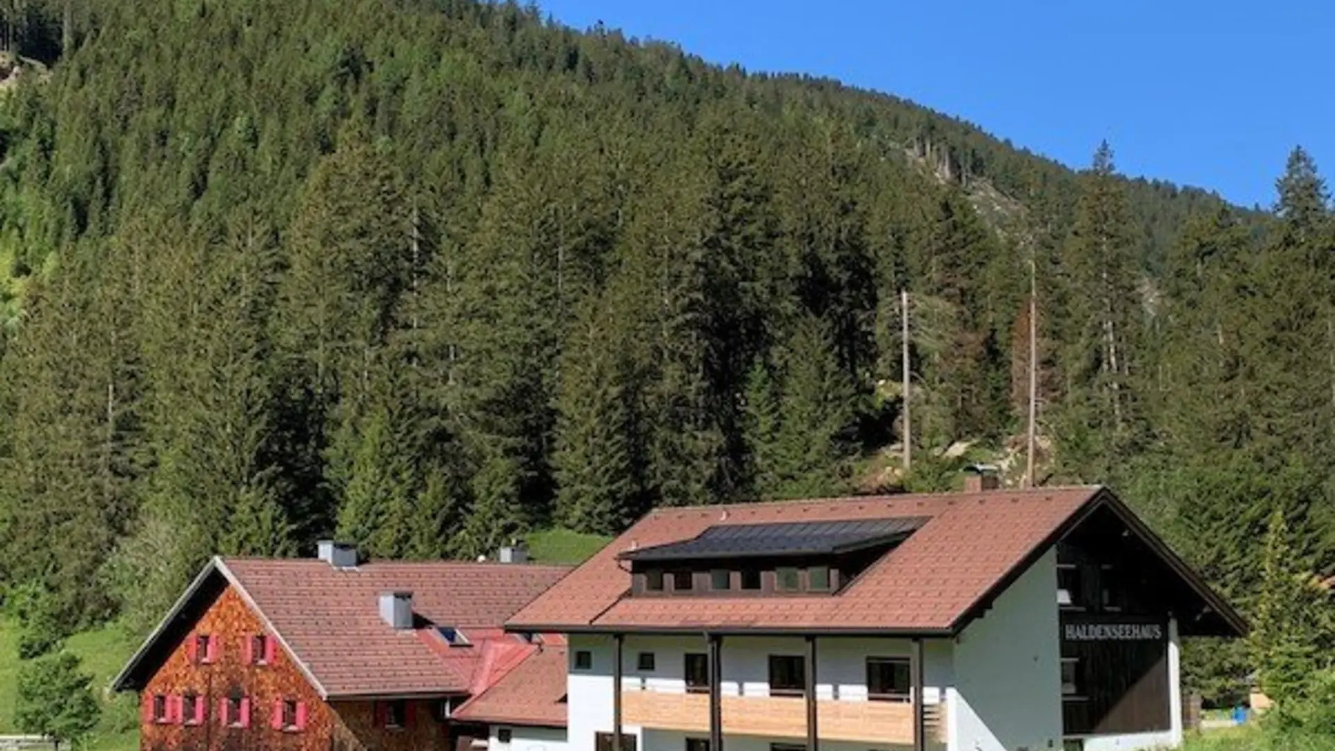 Das Haldenseehaus mit Wald im Hintergrund | © DAV/ Sektion Hohenstaufen Göppingen