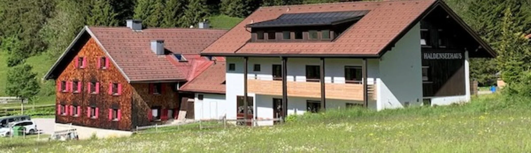 Das Haldenseehaus mit Wald im Hintergrund | © DAV/ Sektion Hohenstaufen Göppingen
