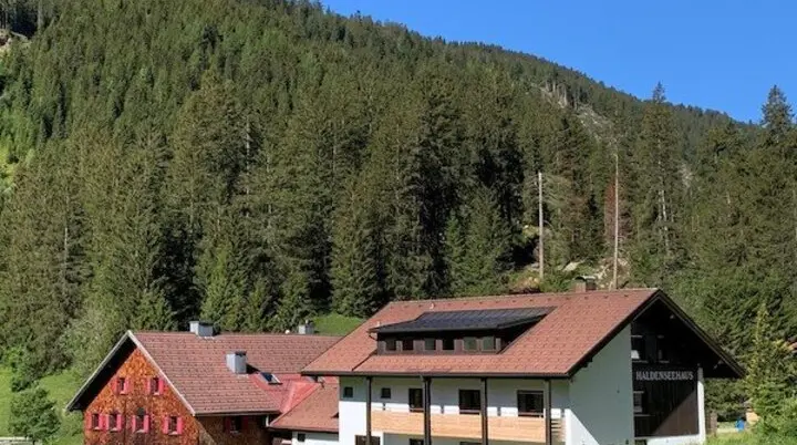 Das Haldenseehaus mit Wald im Hintergrund | © DAV/ Sektion Hohenstaufen Göppingen