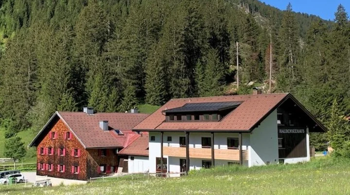 Das Haldenseehaus mit Wald im Hintergrund | © DAV/ Sektion Hohenstaufen Göppingen