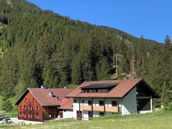 Das Haldenseehaus mit Wald im Hintergrund | © DAV/ Sektion Hohenstaufen Göppingen