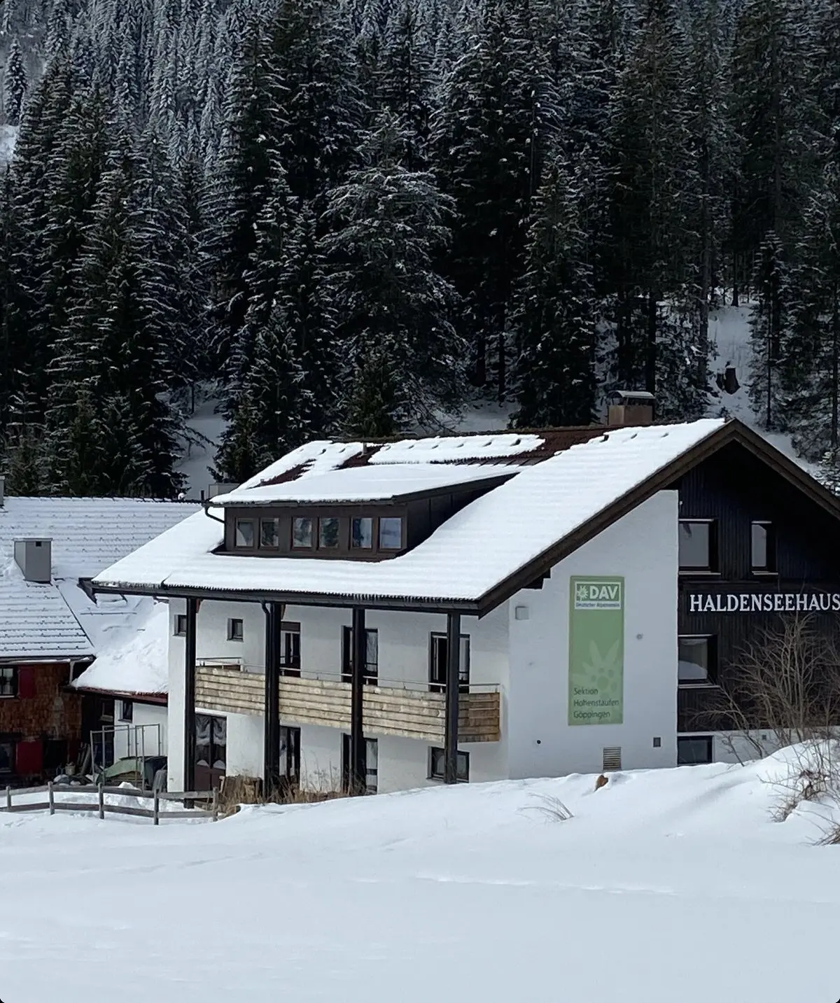Haldenseehaus im Winter mit Schneekulisse | © DAV/ Sektion Hohenstaufen Göppingen