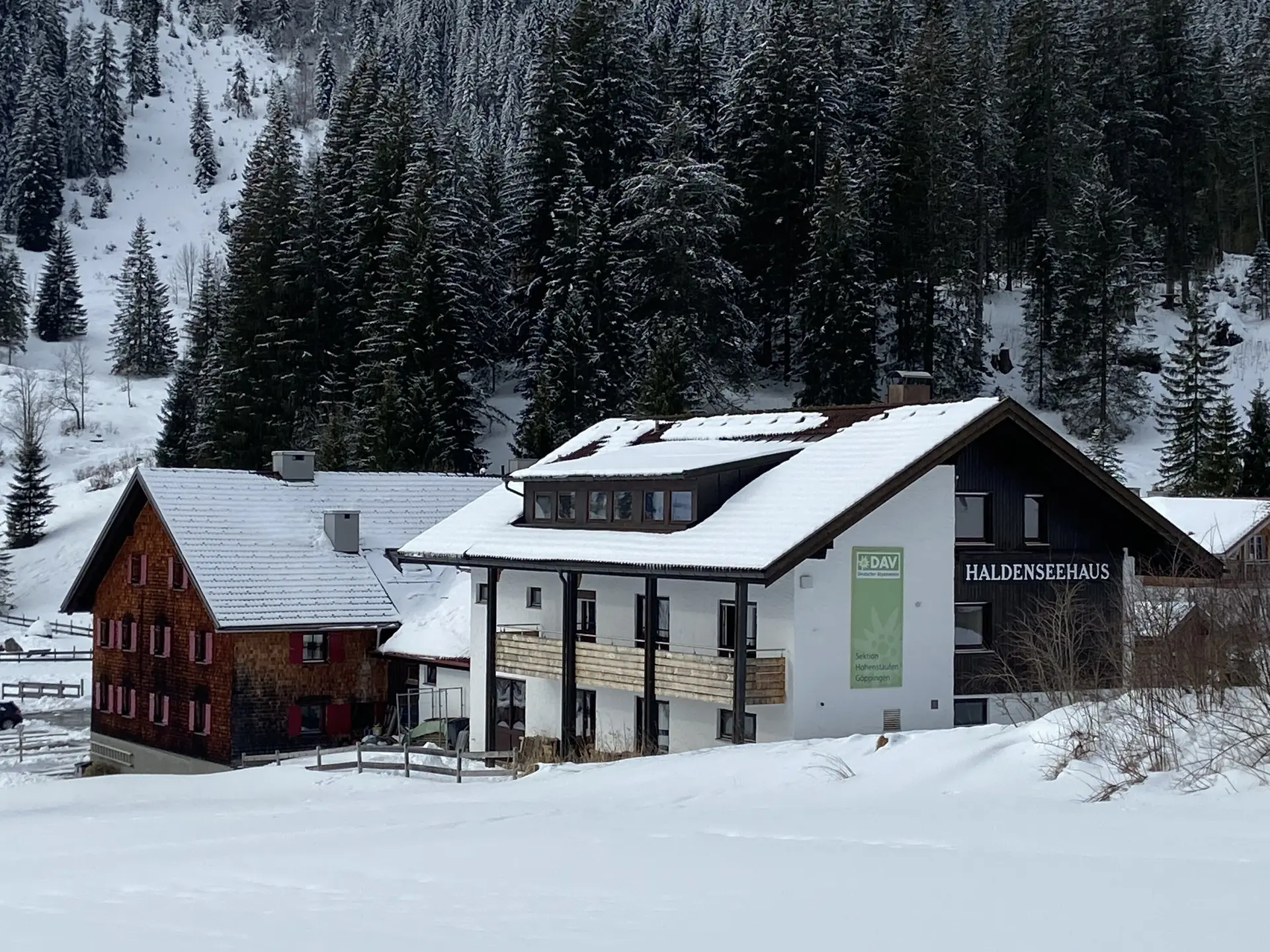 Haldenseehaus im Winter mit Schneekulisse | © DAV/ Sektion Hohenstaufen Göppingen