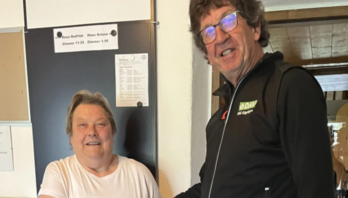 Werner Lutz verabschiedet Tamara im Haldenseehaus mit einem dankbaren Händedruck in ihren Ruhestand | © DAV Sektion Hohenstaufen Göppingen