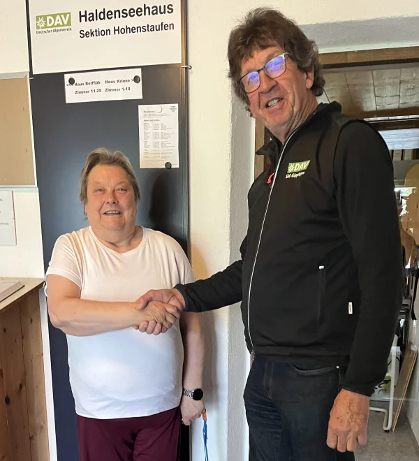 Werner Lutz verabschiedet Tamara im Haldenseehaus mit einem dankbaren Händedruck in ihren Ruhestand | © DAV Sektion Hohenstaufen Göppingen