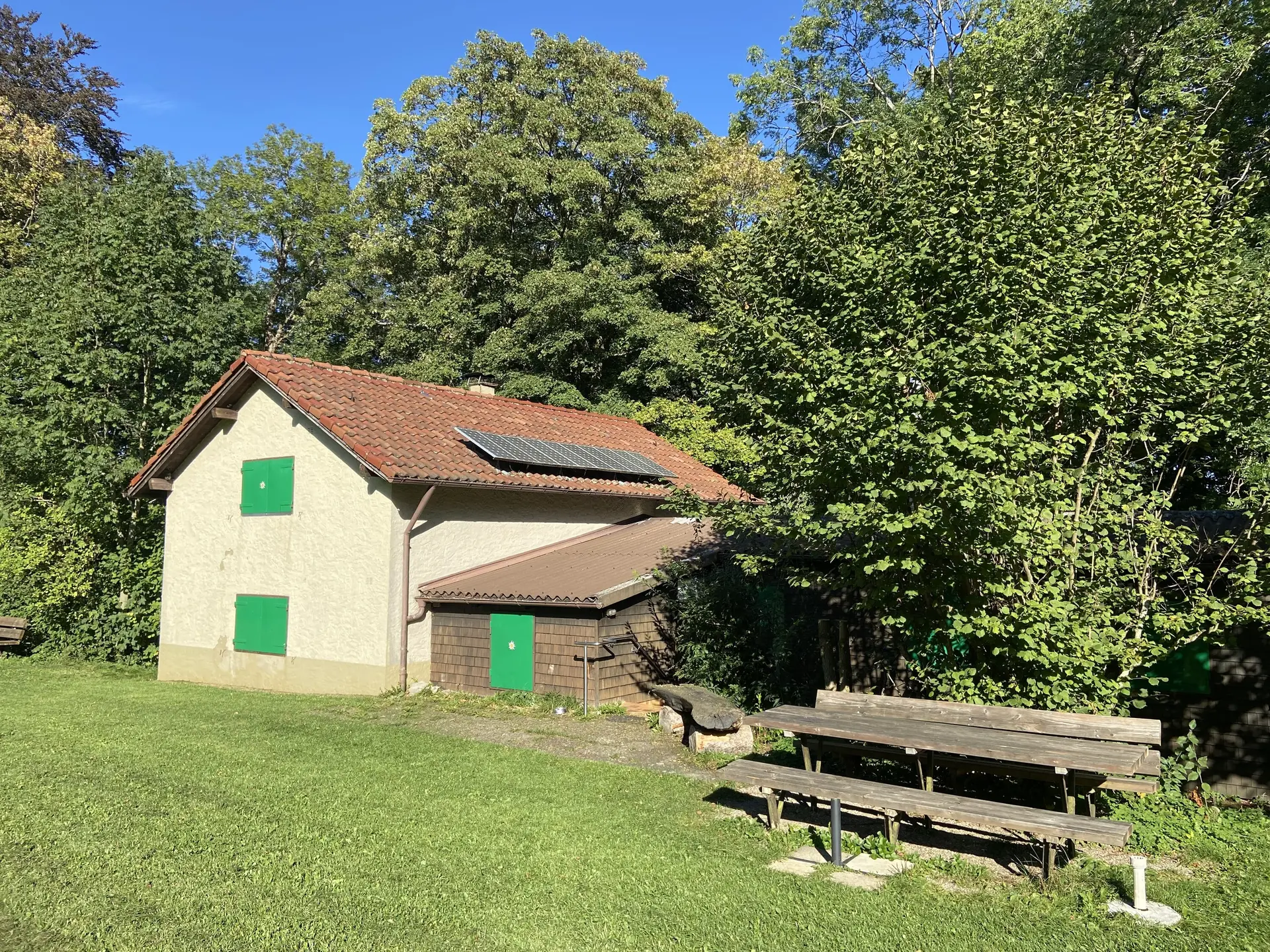 Kreuzberghütte im Sommer mit Sitzgelegenheit im Vordergrund | © DAV/Sektion Hohenstaufen Göppingen