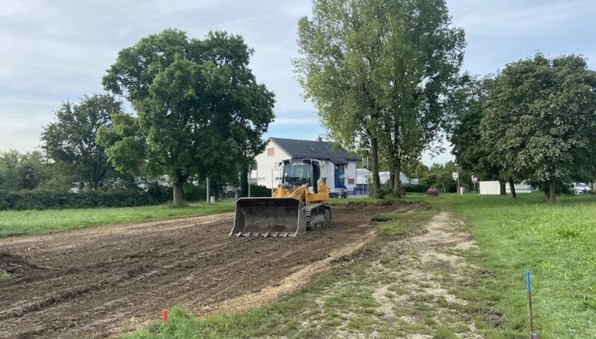 Bagger auf dem Grundstück der zukünftigen Kletterhalle als Symbol für den Baubeginn | © DAV Sektion Hohenstaufen Göppingen