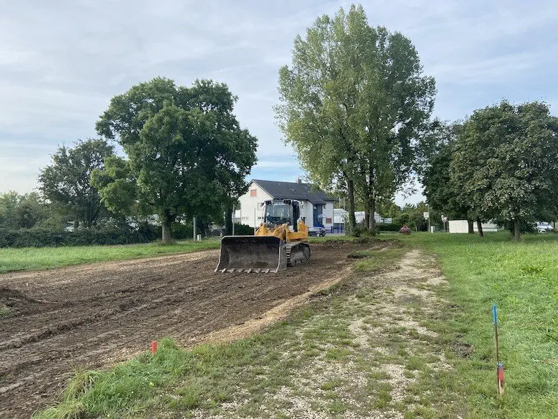 Bagger auf dem Grundstück der zukünftigen Kletterhalle als Symbol für den Baubeginn | © DAV Sektion Hohenstaufen Göppingen