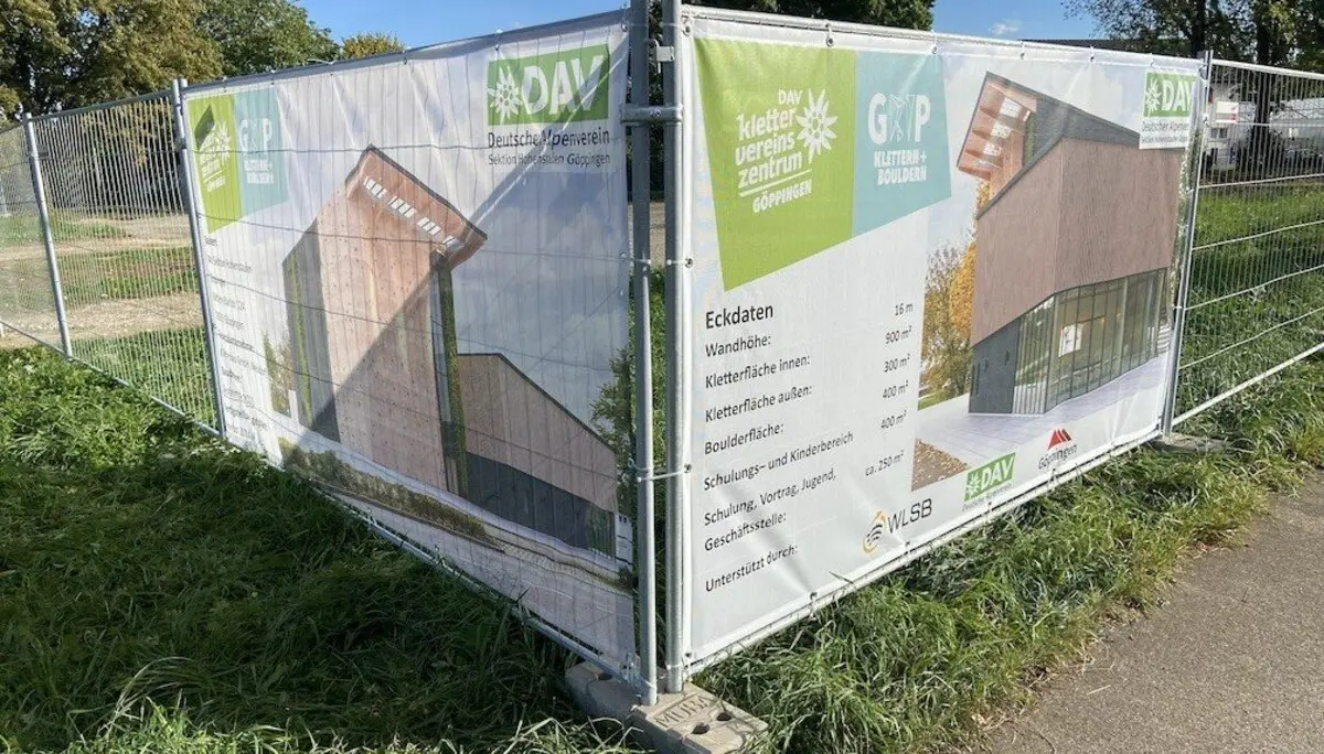 Bauzaun mit GriP Banner auf dem Grundstück der zukünftigen Kletterhalle als Symbol für den Baubeginn | © DAV Sektion Hohenstaufen Göppingen