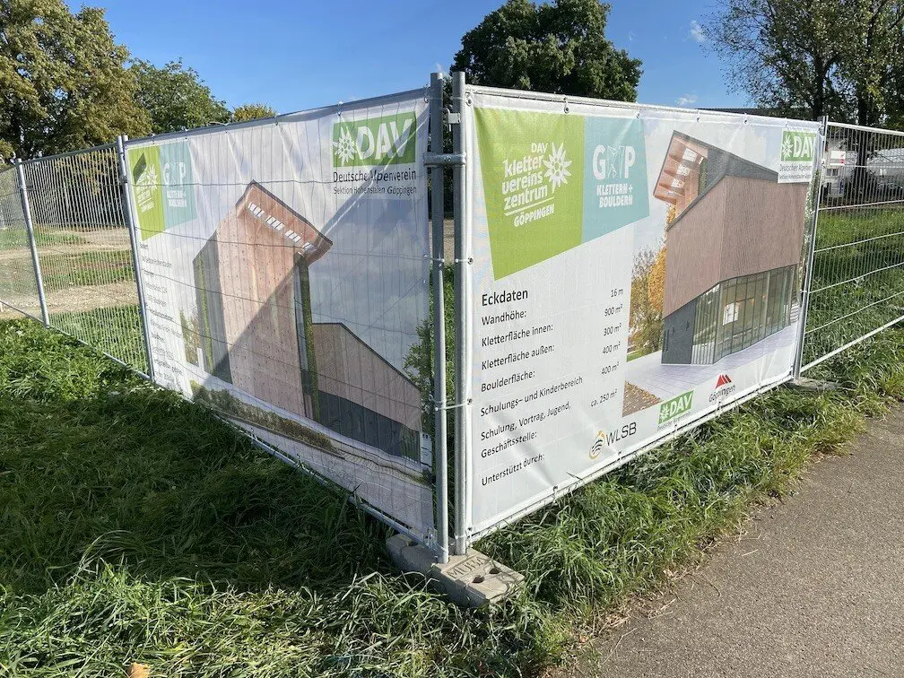 Bauzaun mit GriP Banner auf dem Grundstück der zukünftigen Kletterhalle als Symbol für den Baubeginn | © DAV Sektion Hohenstaufen Göppingen