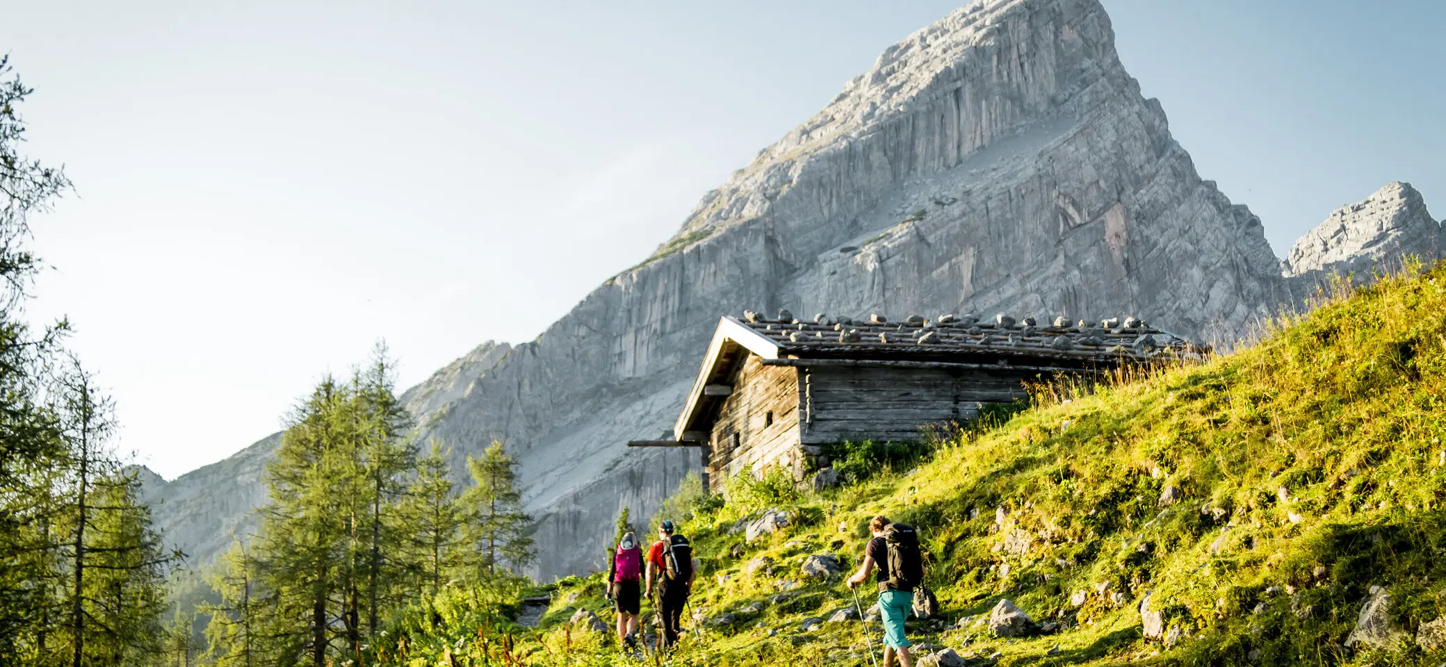 Bergpfad und Berghütte, im Hintergrund der imposante Watzmann | © DAV/Hans Herbig