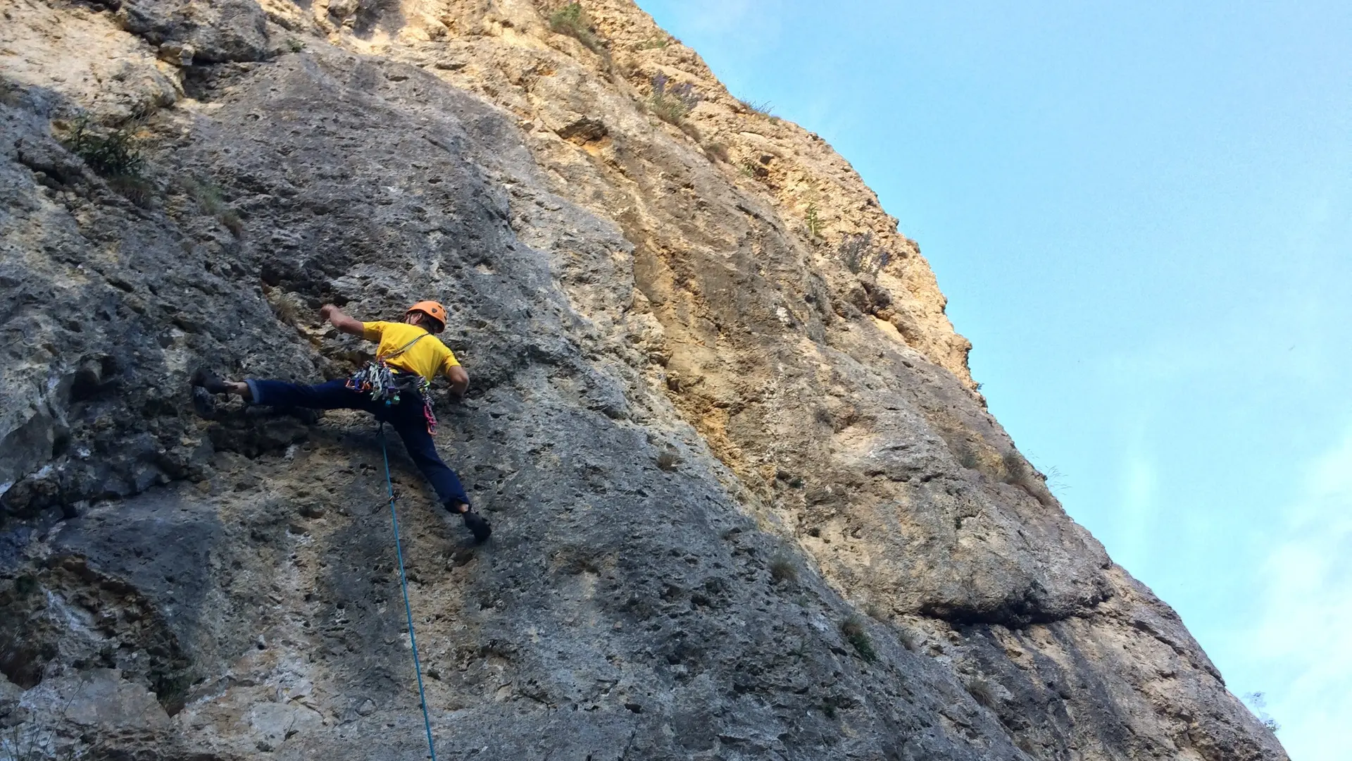 Kletterer im Vorstieg an einem Felsen der Schwäbischen Alb | © K.Klaus