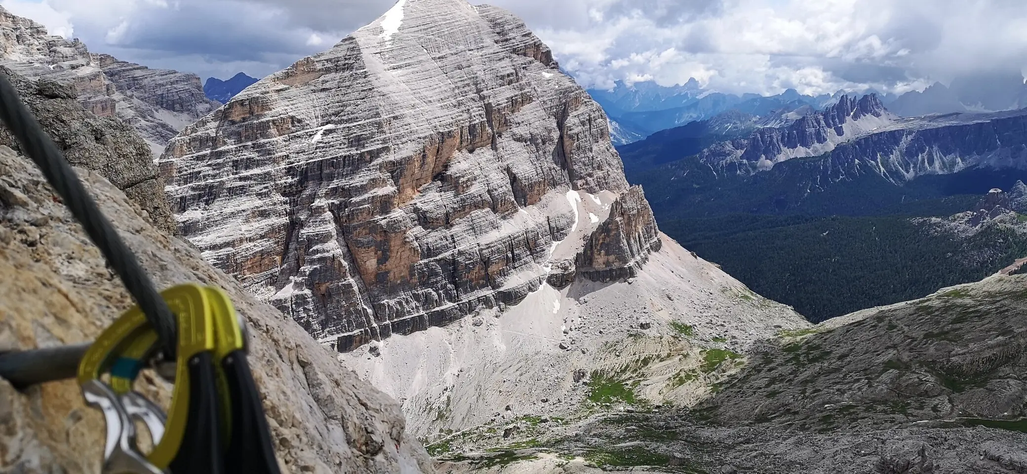 Bergpanorama in Südtirol. Im Vordergrund sieht man zwei Karabiner eines Klettersteigsets eingehängt im Stahlseil. | © K. Klaus
