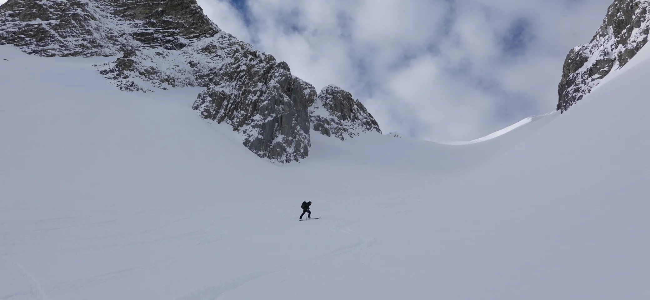Einsamer Skitourengeher am schneebedeckten Berg | © Pete Parker Photography