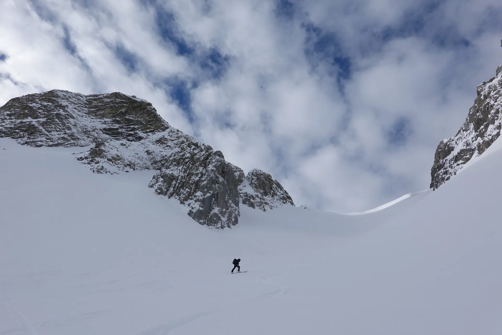 Einsamer Skitourengeher am schneebedeckten Berg | © Pete Parker Photography