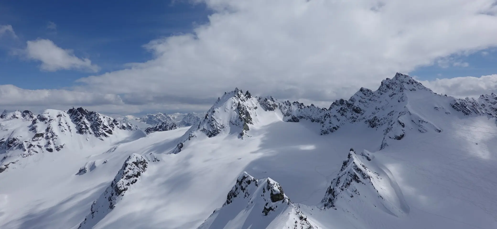 Schneebedeckte Berglandschaft unter blauem Himmel | © Pete Parker Photography