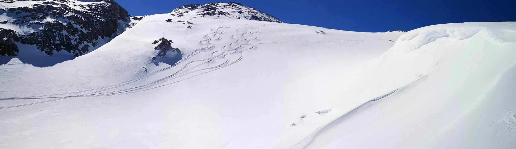 Schneefeld am Gipfel mit Spuren von Skifahrern | © Pete Parker Photography