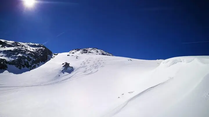 Schneefeld am Gipfel mit Spuren von Skifahrern | © Pete Parker Photography