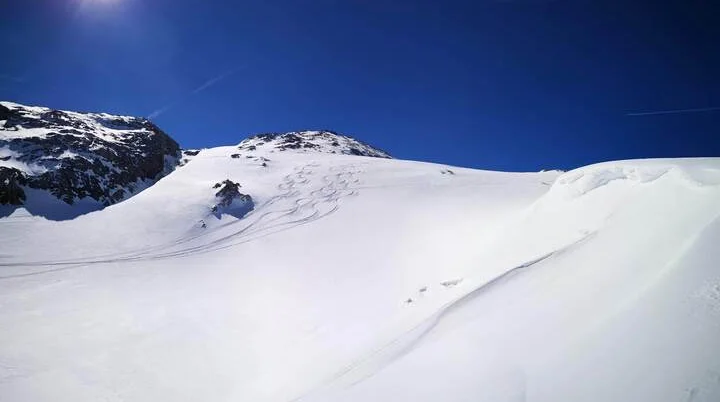 Schneefeld am Gipfel mit Spuren von Skifahrern | © Pete Parker Photography