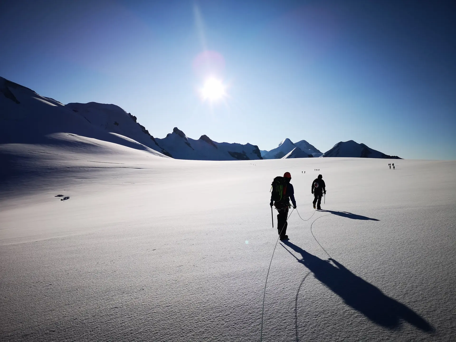Bergsteiger in einer Seilschaft auf einem Gletscher | © Pete Parker Photography