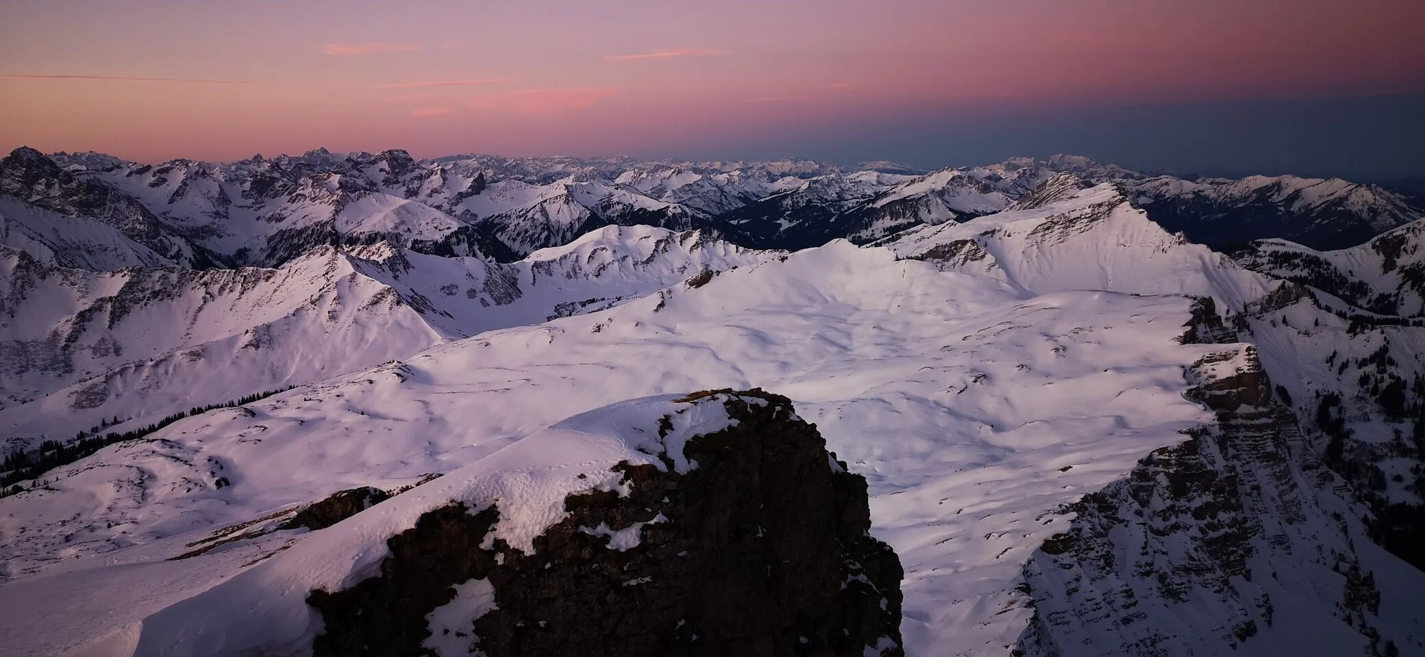 Schneebedecktes Bergpanorama im Abendlicht mit lila rötlichem Himmel | © Pete Parker Photography