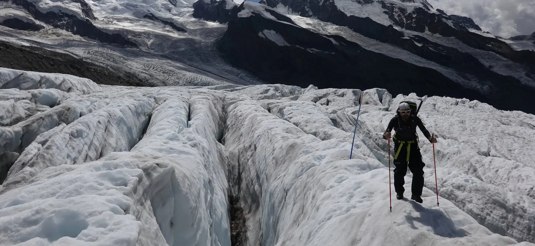 Skitourengeher auf einem von Gletscherspalten durchzogenen Gletscher.  | © Pete Parker Photography