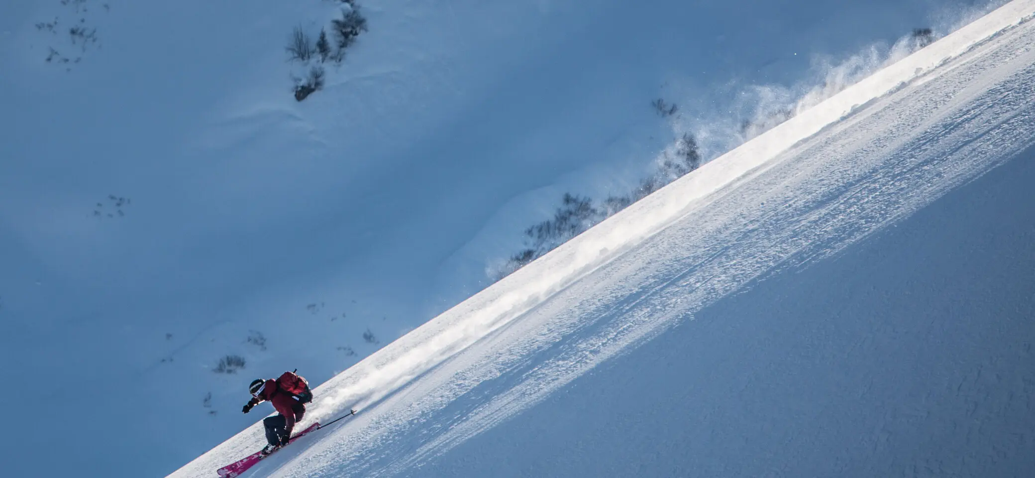 Sportlicher Skifahrer in der alpinen Abfahrt an einem steilen schneebedeckten Berghang | © DAV/Daniel Hug