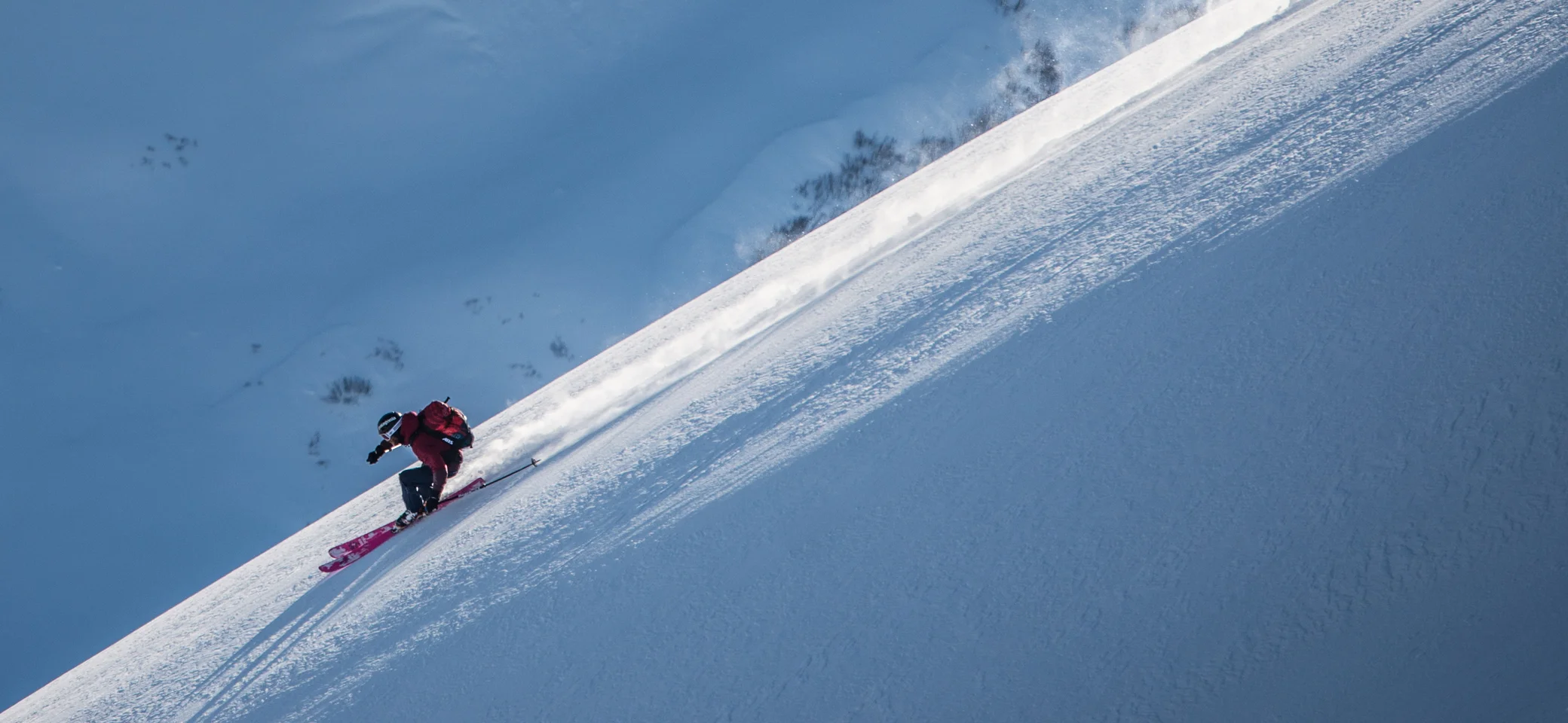 Sportlicher Skifahrer in der alpinen Abfahrt an einem steilen schneebedeckten Berghang | © DAV/Daniel Hug