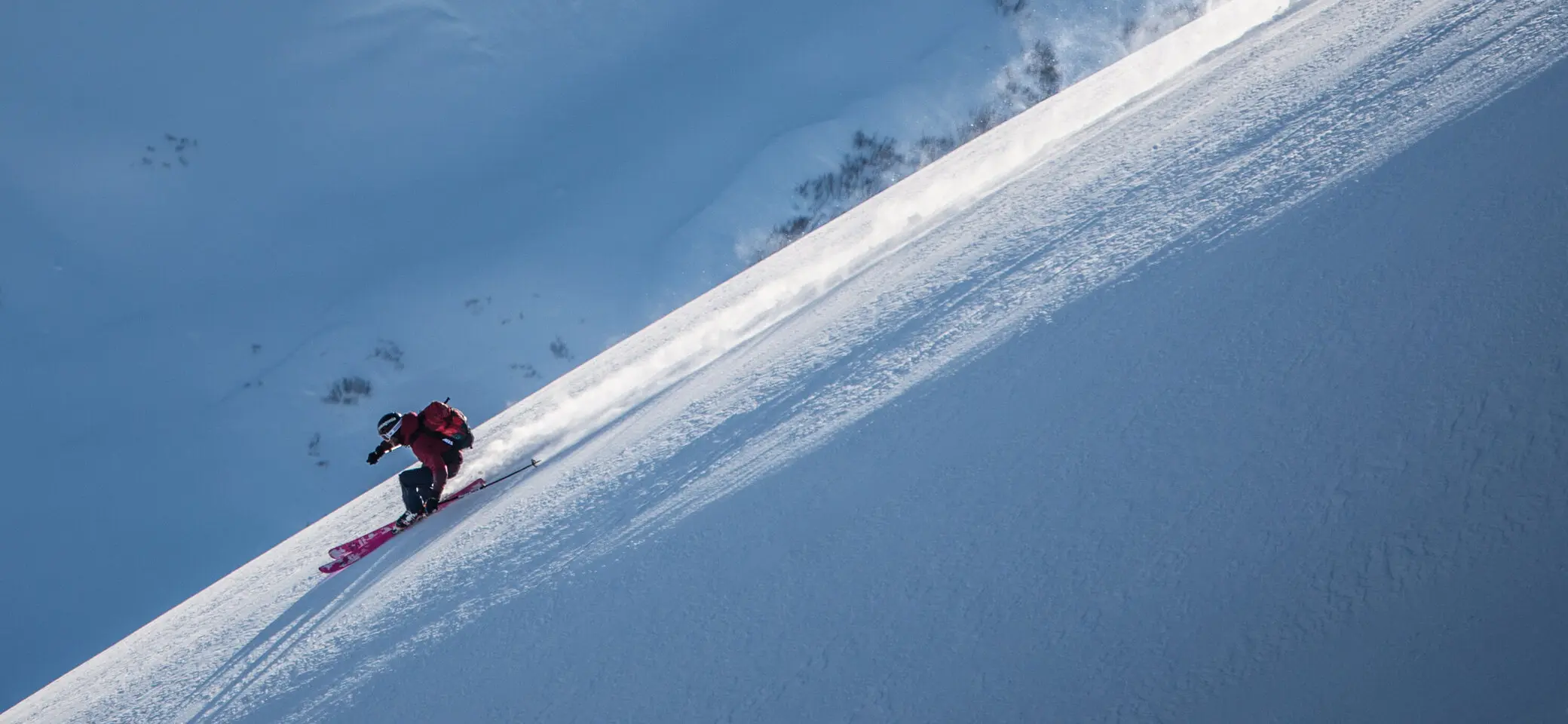 Sportlicher Skifahrer in der alpinen Abfahrt an einem steilen schneebedeckten Berghang | © DAV/Daniel Hug