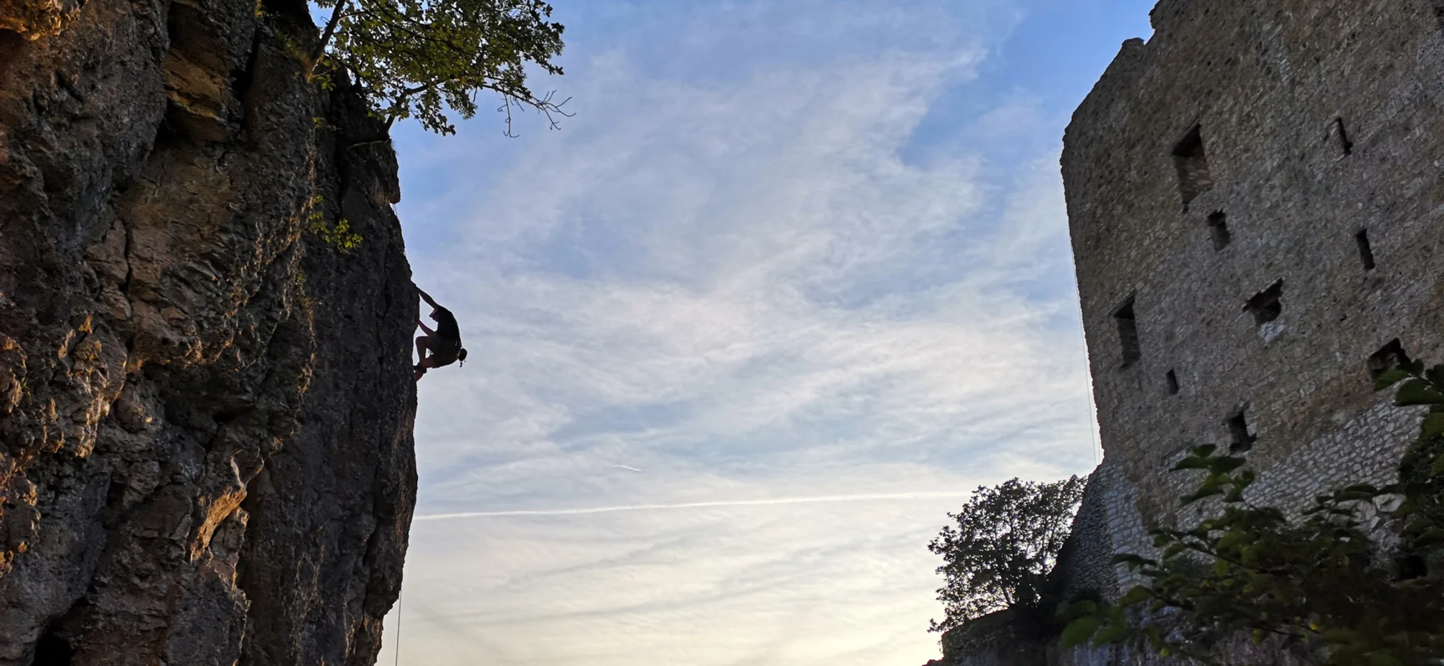 Kletterer erklimmt die Felswand des Reußensteins in der Schwäbischen Alb | © Kathleen K.
