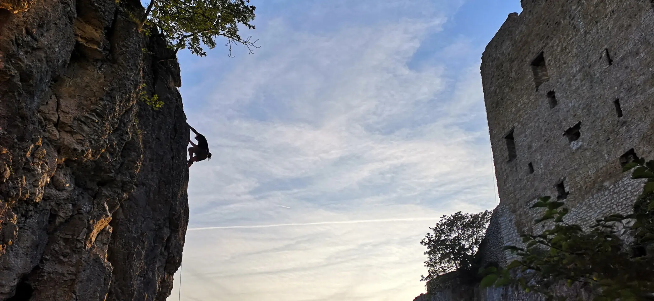 Kletterer erklimmt die Felswand des Reußensteins in der Schwäbischen Alb | © Kathleen K.