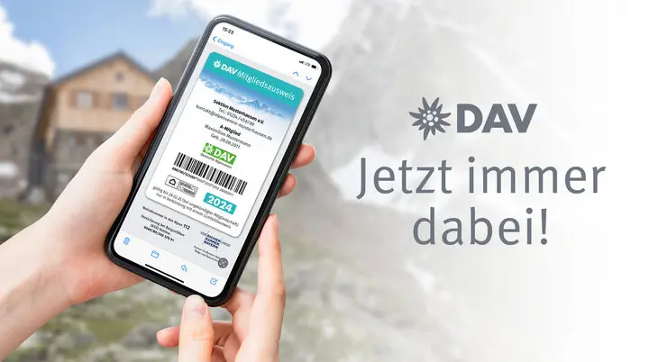 Mobiltelefon mit Bild vom digitalen Mitgliedsausweis des DAV | © DAV
