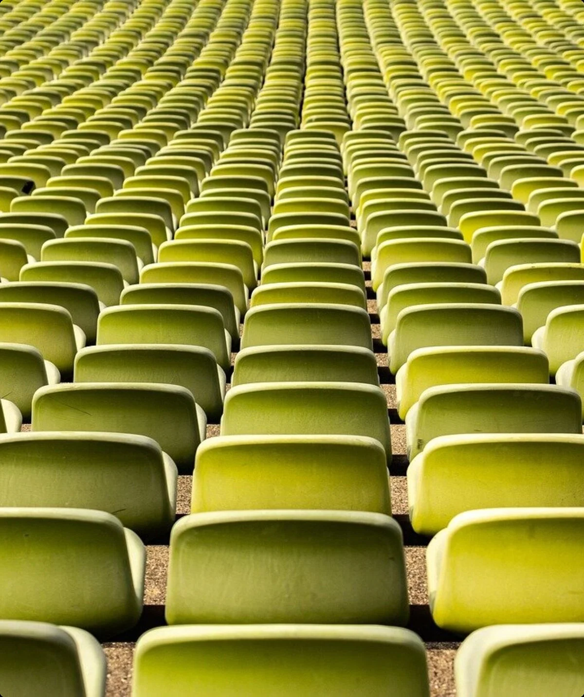 Bild von zahlreichen grünen Stühlen als Symbol für eine Versammlung | © Pixabay/Paul Keiffer