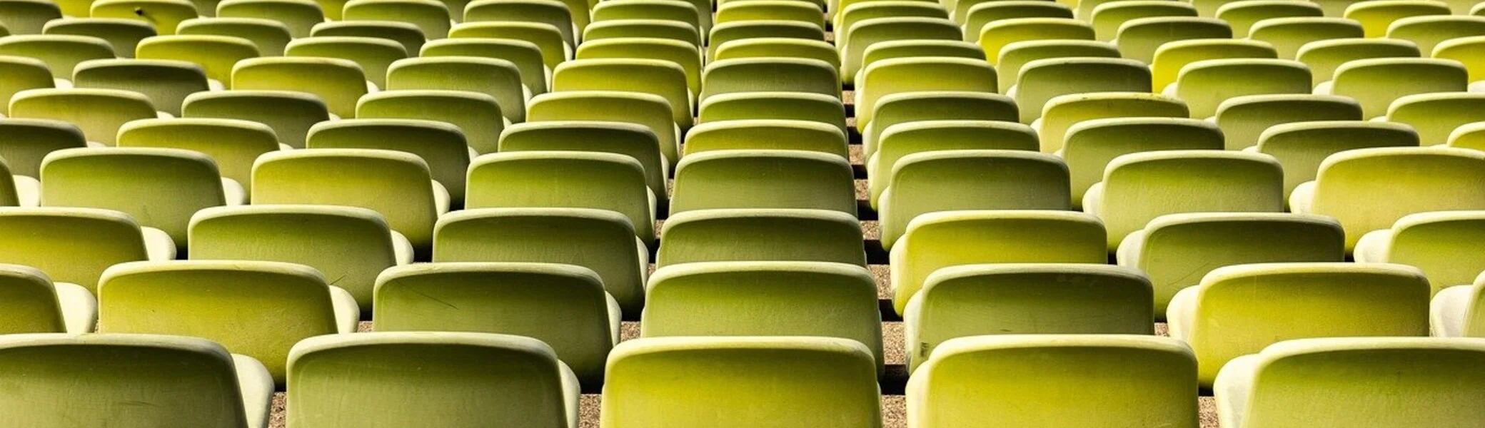 Bild von zahlreichen grünen Stühlen als Symbol für eine Versammlung | © Pixabay/Paul Keiffer