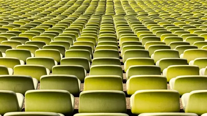 Bild von zahlreichen grünen Stühlen als Symbol für eine Versammlung | © Pixabay/Paul Keiffer