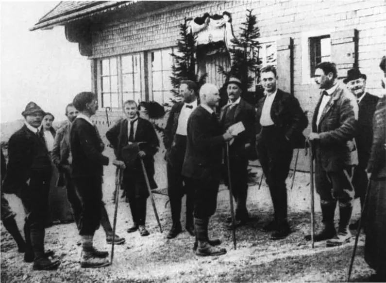 Historisches schwarz-weiss Gruppenbild von der Einweihung der Göppinger Hütte. | © DAV Sektion Hohenstaufen / Archiv