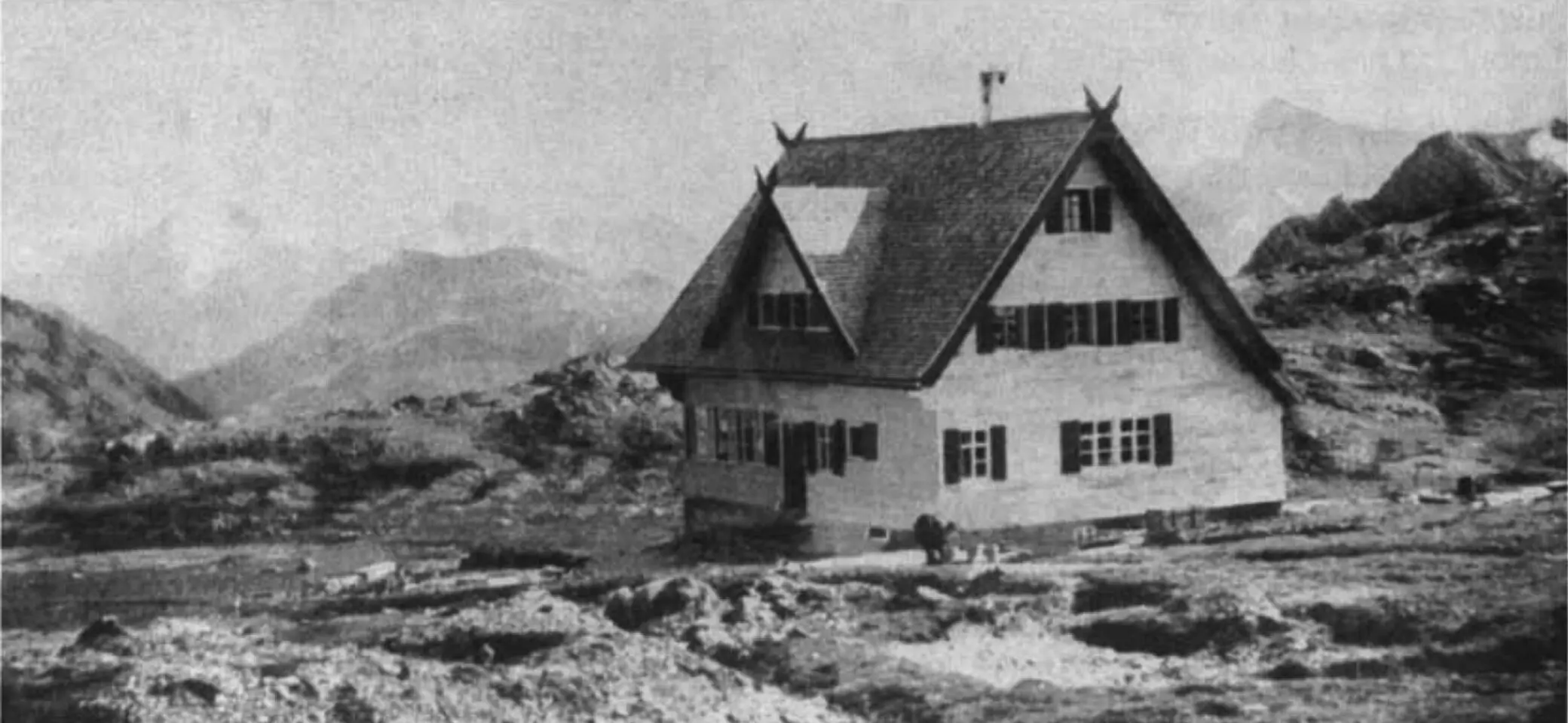 Historische schwarz-weiss Aufnahme der Göppinger Hütte | © DAV Sektion Hohenstaufen / Archiv