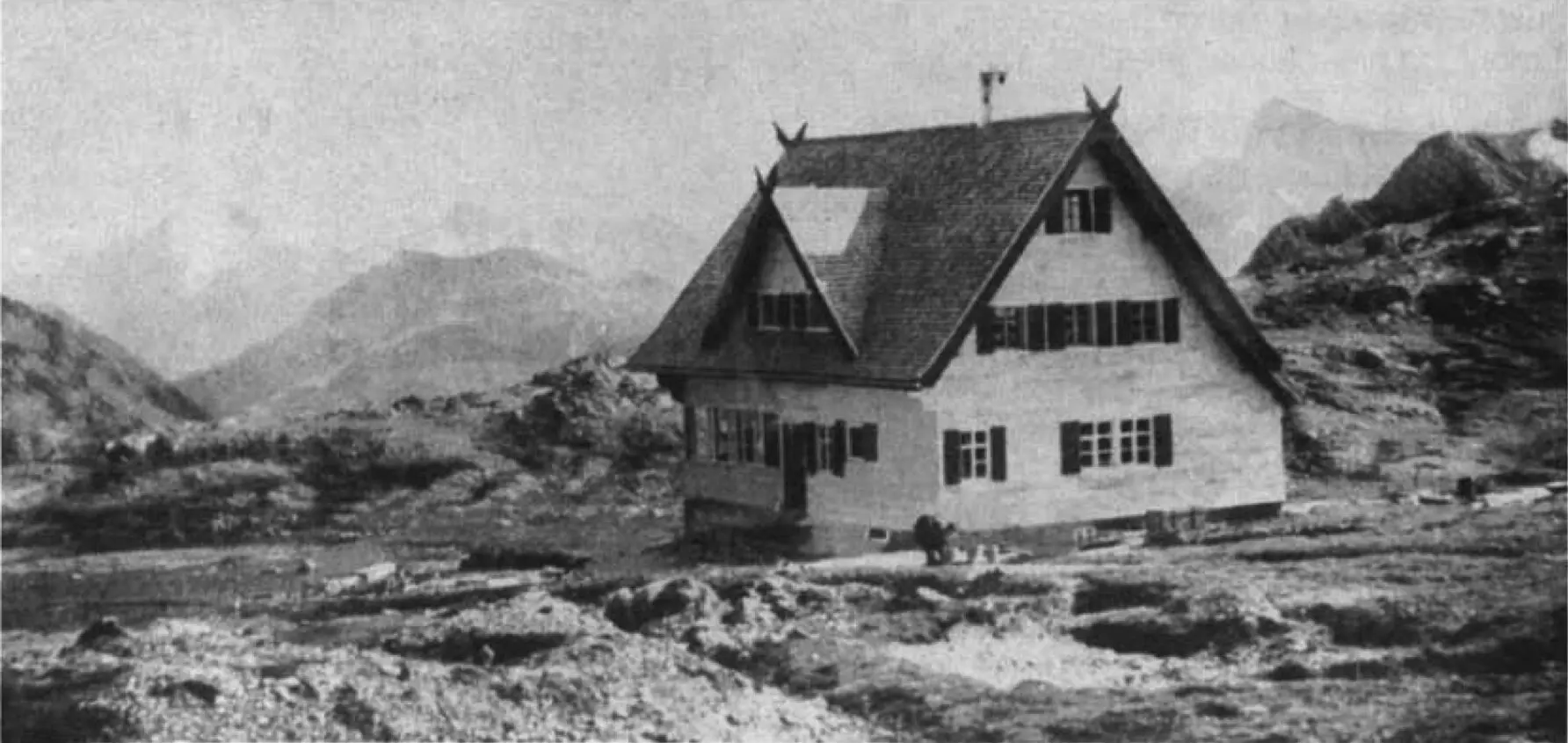 Historische schwarz-weiss Aufnahme der Göppinger Hütte | © DAV Sektion Hohenstaufen / Archiv