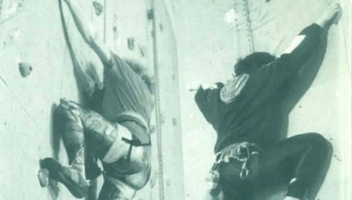 Historische schwarz-weiss Aufnahme von zwei Kletterern im Toprope an der sektionseigenen Kletterwand | © DAV Sektion Hohenstaufen / Archiv