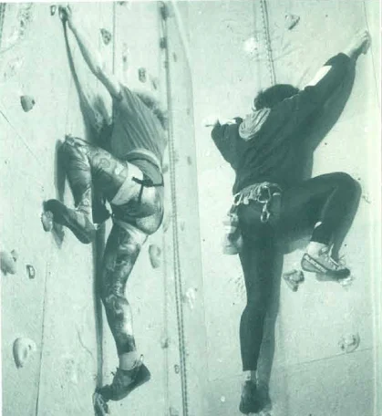 Historische schwarz-weiss Aufnahme von zwei Kletterern im Toprope an der sektionseigenen Kletterwand | © DAV Sektion Hohenstaufen / Archiv