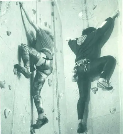Historische schwarz-weiss Aufnahme von zwei Kletterern im Toprope an der sektionseigenen Kletterwand | © DAV Sektion Hohenstaufen / Archiv