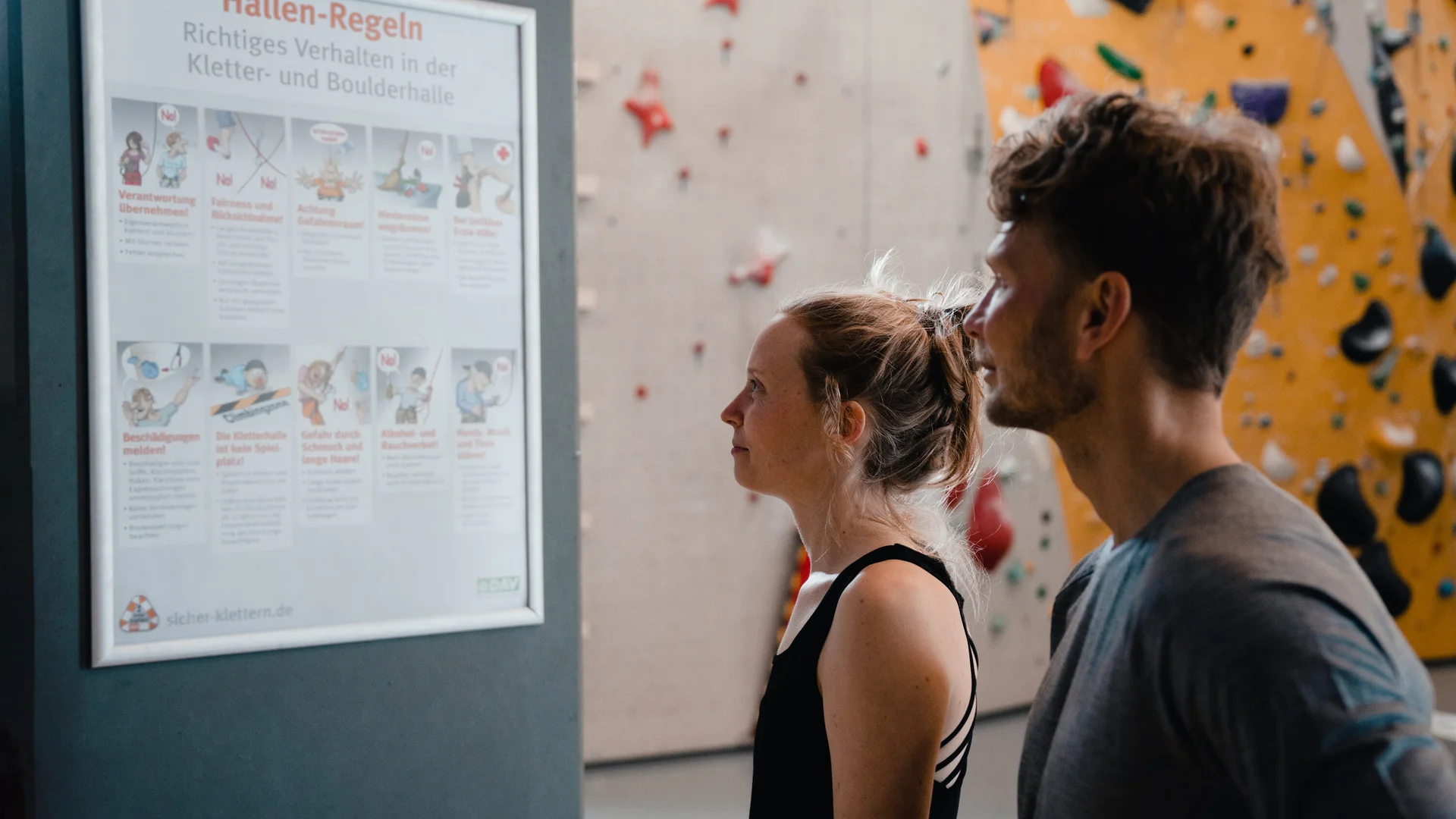 Boulder und Indoor-Klettern ist bei vielen DAV-Sektionen möglich | © DAV/Marisa Koch Zwei Personen checken den Trainingsplan, der an einer Wand hängt | © DAV/Marisa Koch