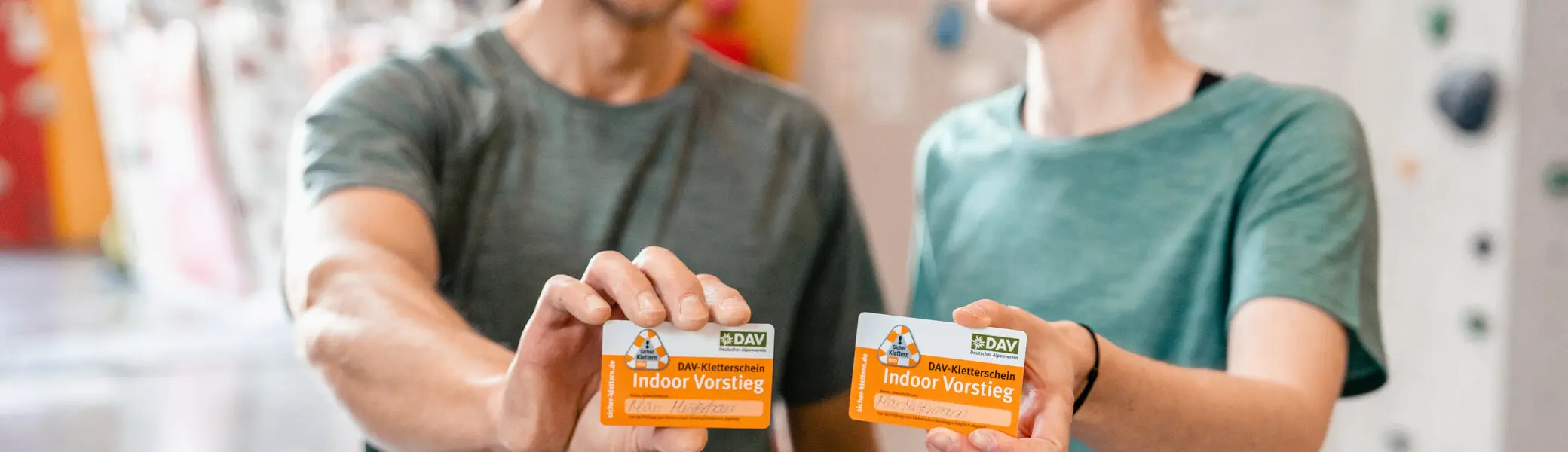 Zwei Persnen halten ihren Mitgliedsausweis in die Kamera | © DAV/Marisa Koch